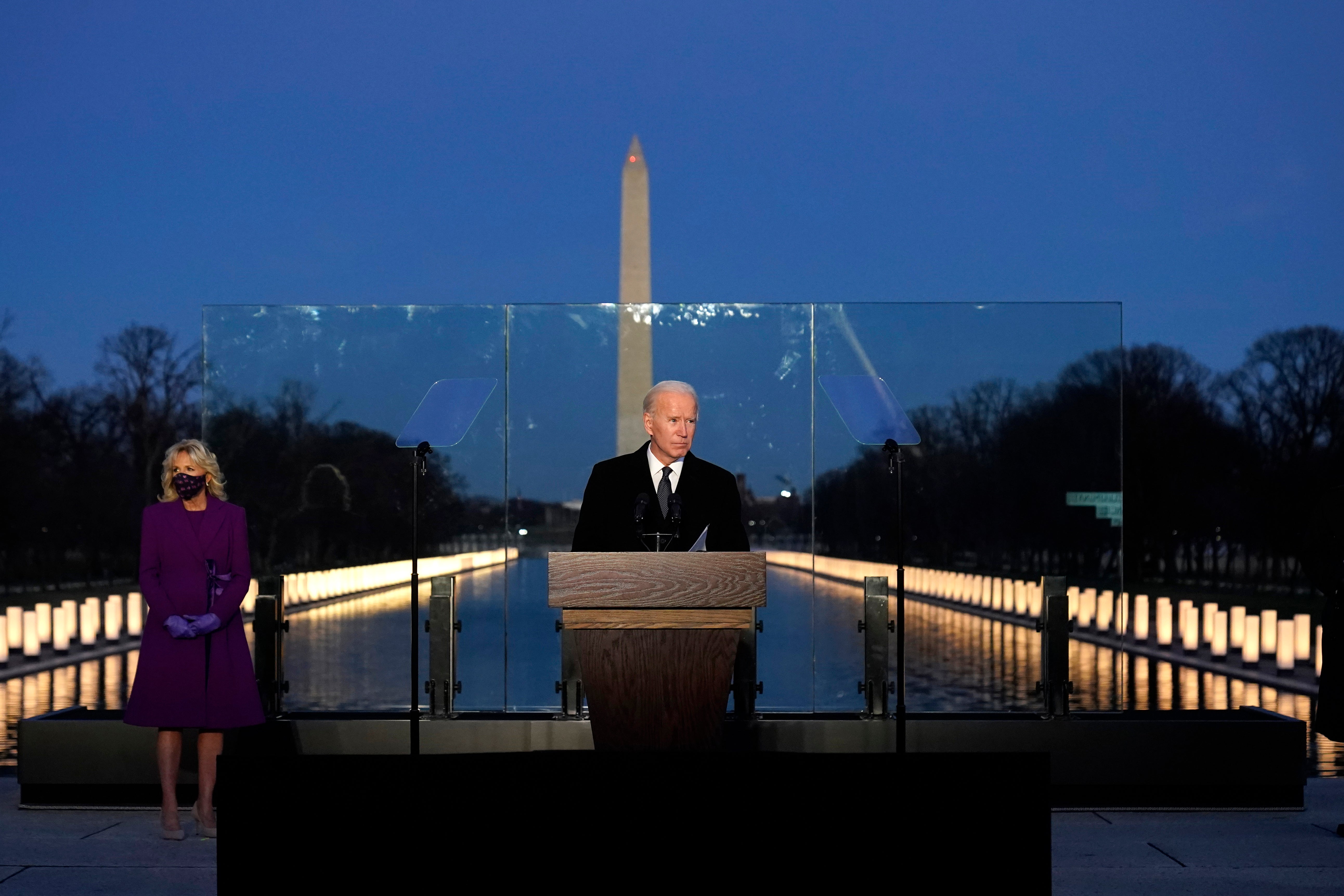 Biden rinde homenaje a víctimas por COVID-19 en el Lincoln Memorial