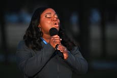Enfermera de Covid canta “Amazing Grace” en el memorial de COVID-19