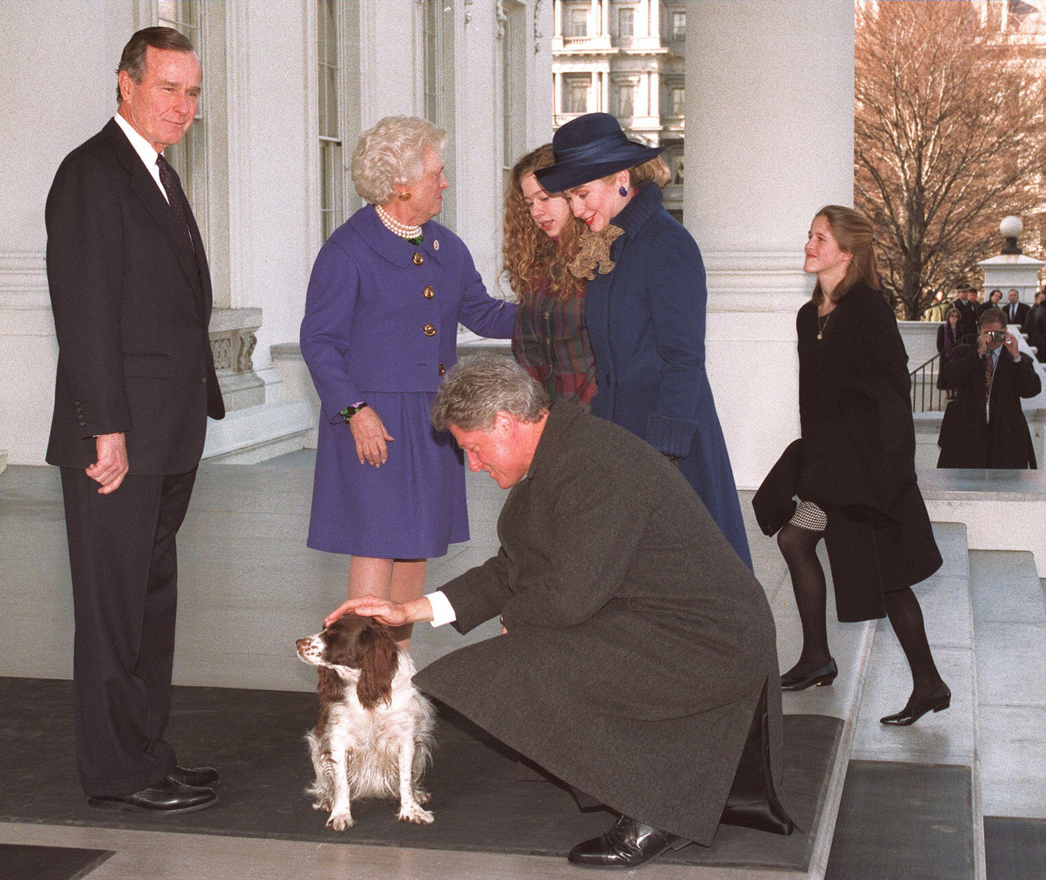 Bill Clinton saludó a la famosa mascota de la familia Bush
