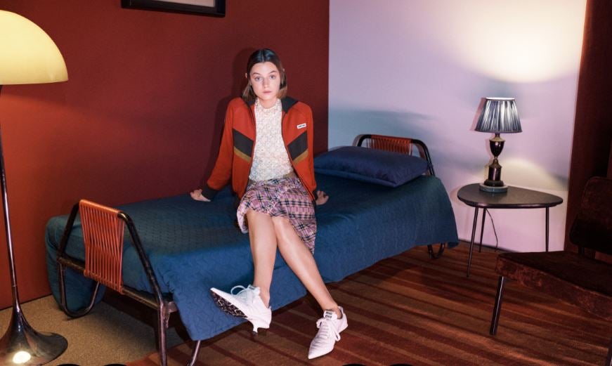 Emma Corrin de The Crown encabeza la nueva campaña de Miu Miu