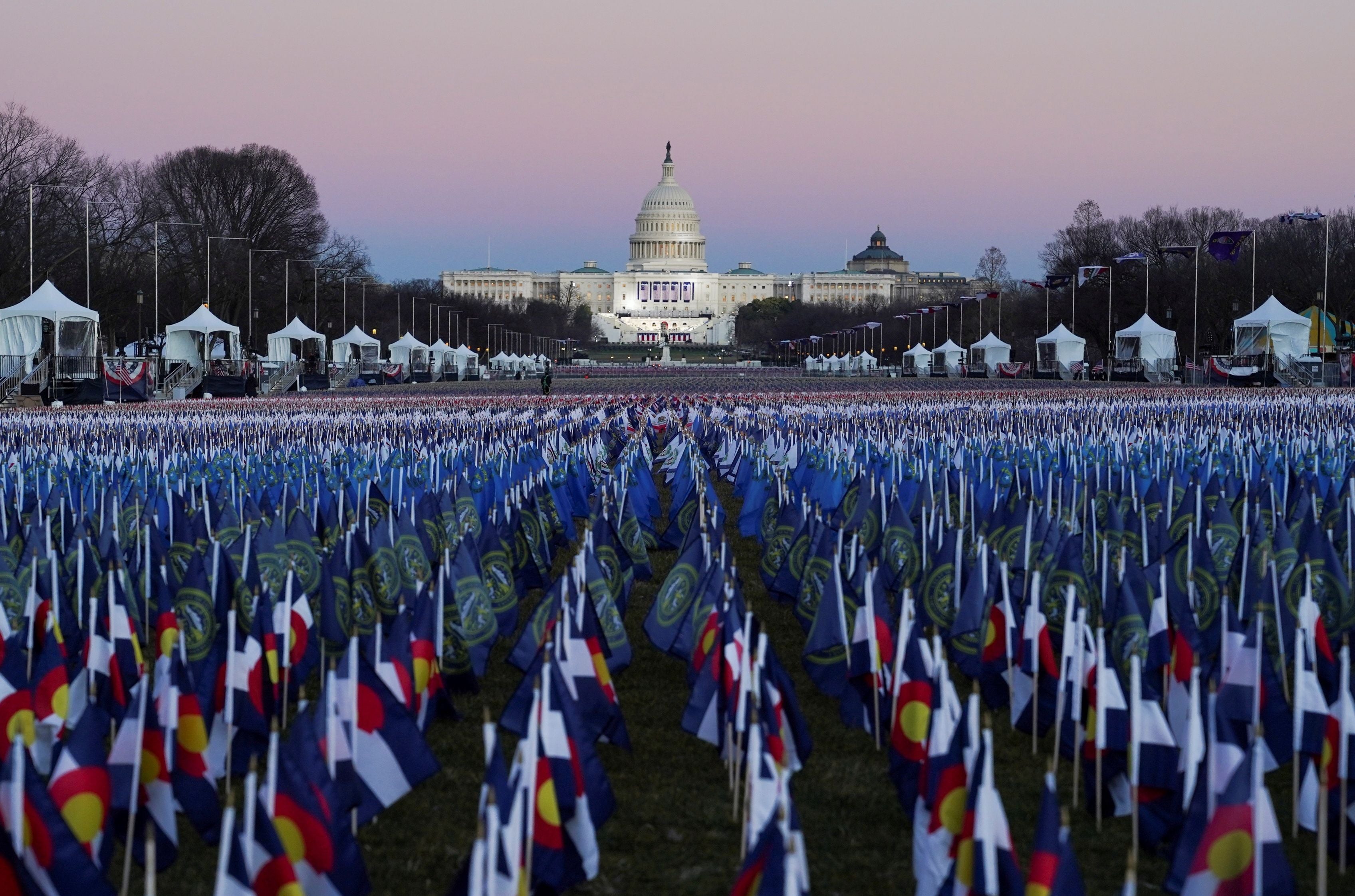 El "Campo de banderas" se ve en el National Mall frente al edificio del Capitolio de EE. UU. Antes de las ceremonias de inauguración.