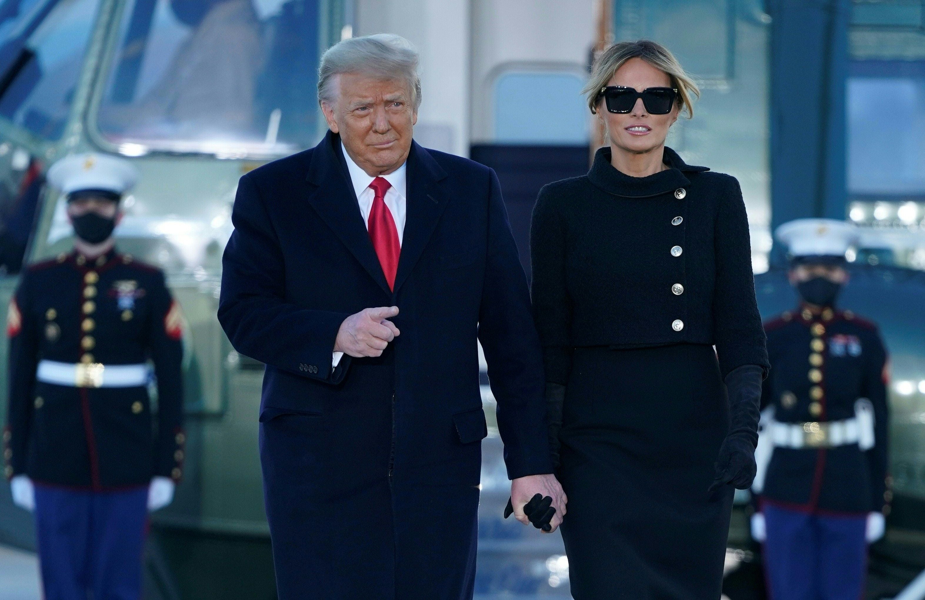 El presidente saliente de los Estados Unidos, Donald Trump, y la primera dama Melania Trump descienden del Marine One en la base conjunta Andrews en Maryland