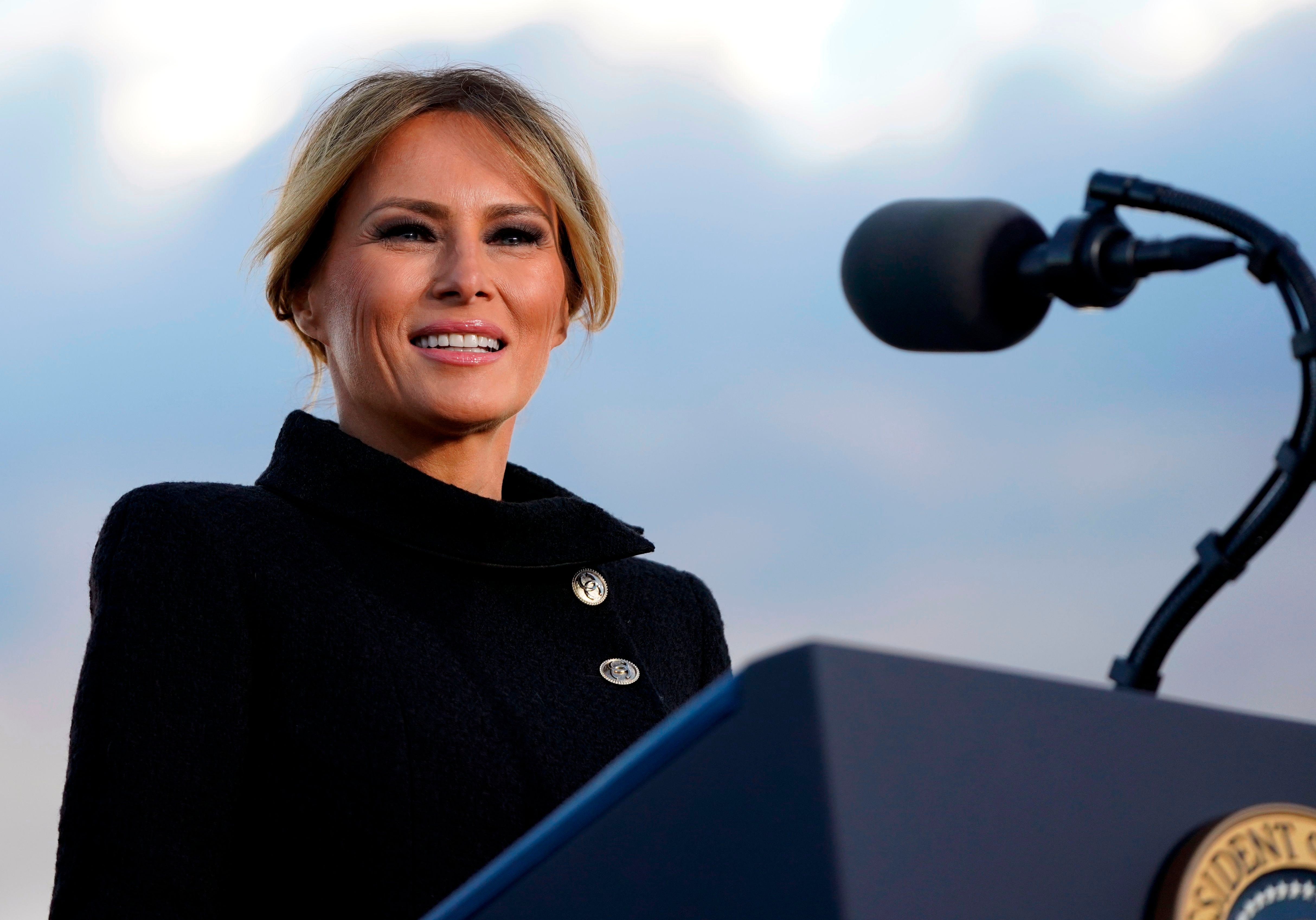 Melania ignora el juicio político de Trump y está celosa por la atención que recibe Jill Biden, dicen las fuentes