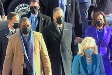 Kamala Harris fue escoltada por Eugene Goodman, oficial que defendió el Capitolio durante los disturbios