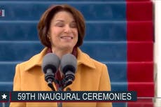 Amy Klobuchar inaugura la investidura de Biden con emotivo discurso
