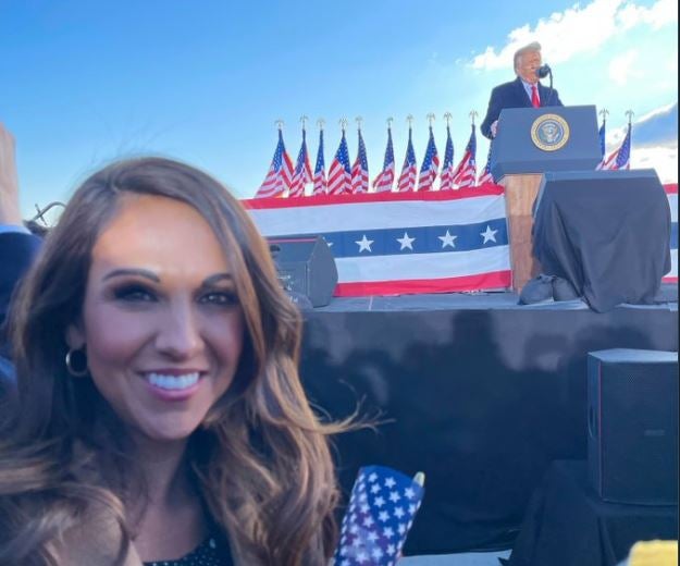 La controvertida congresista Lauren Boebert posó para una foto en la despedida de Trump