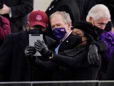 Bill Clinton y George Bush se toman selfies en la investidura de Joe Biden 