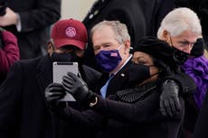 Bill Clinton y George Bush se toman selfies en la investidura de Biden