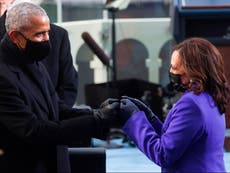 Barack Obama y Kamala Harris realizan un increíble saludo 