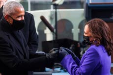 Barack Obama y Kamala Harris realizan un increíble saludo