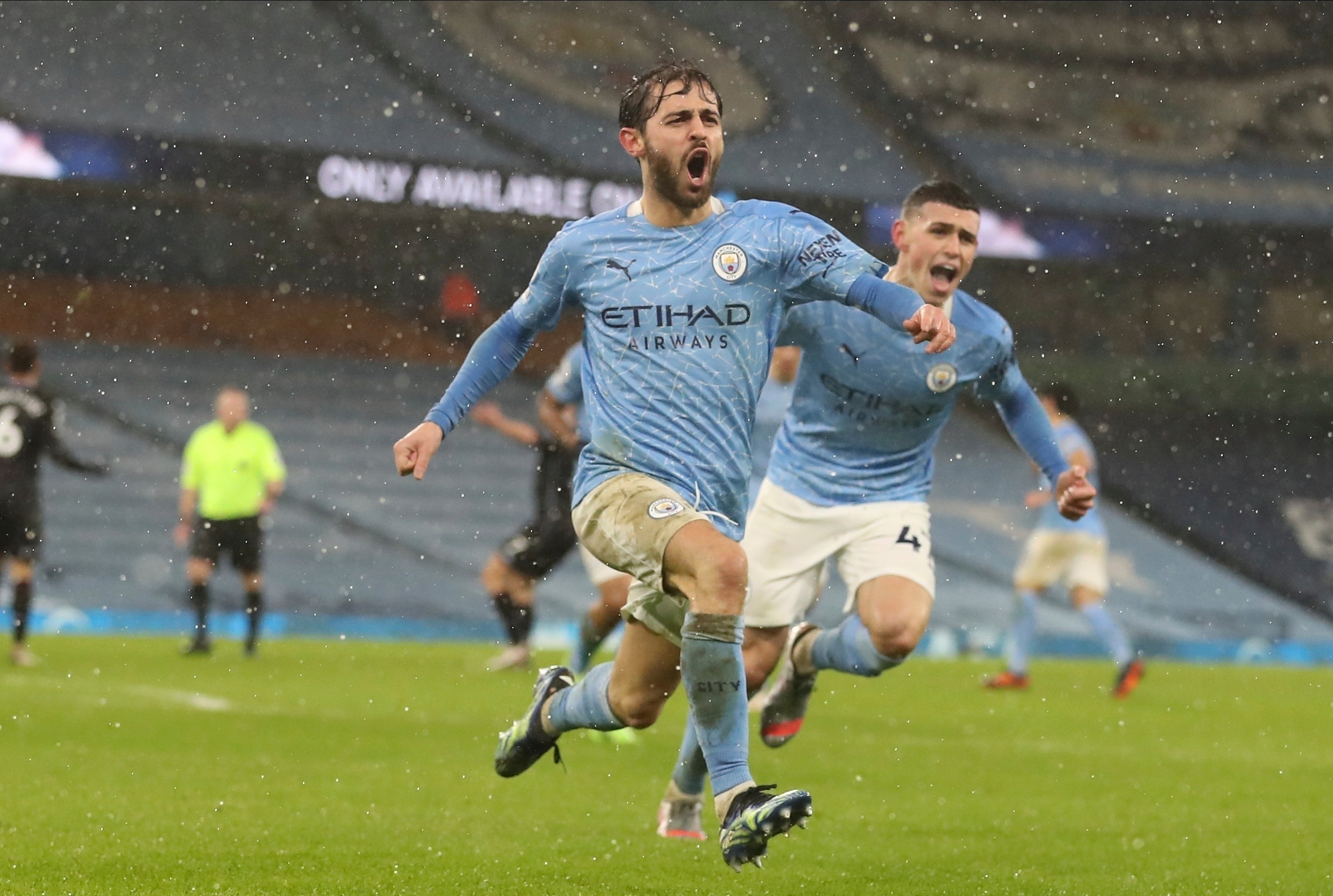 Manchester City vence a Aston Villa y sube a la cima de la Premier