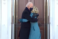 Joe Biden llega caminando con su familia a la Casa Blanca