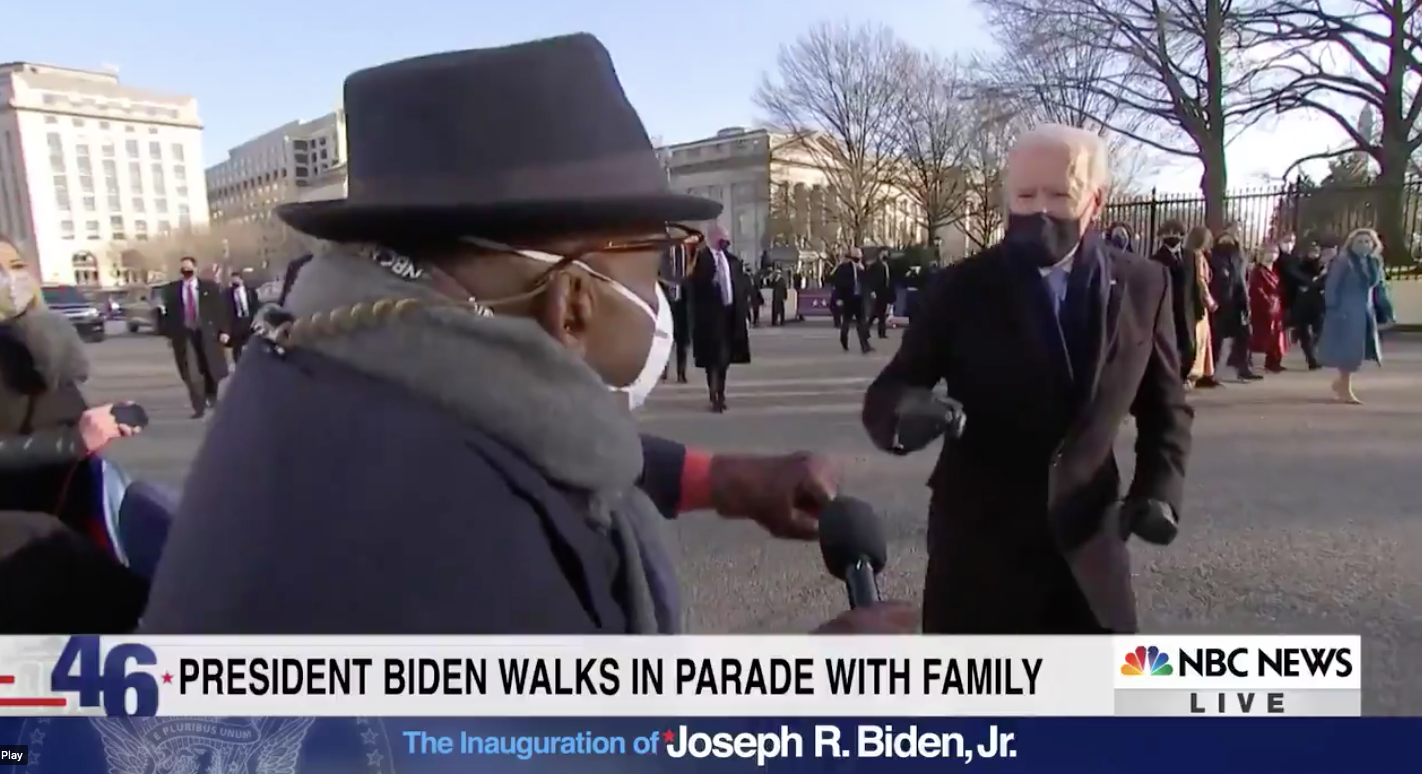 Joe Biden golpea a Al Roker durante el desfile inaugural