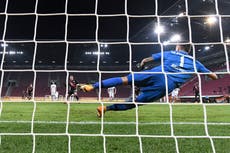 Penal de Lewandowski afianza al Bayern en la cima