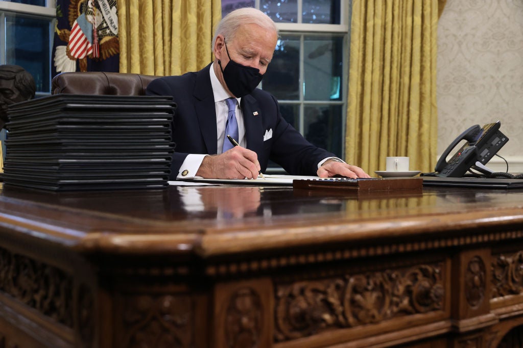 Joe Biden firma órdenes ejecutivas y acaba con el legado de Trump