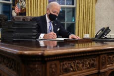Joe Biden firma órdenes ejecutivas y acaba con el legado de Trump