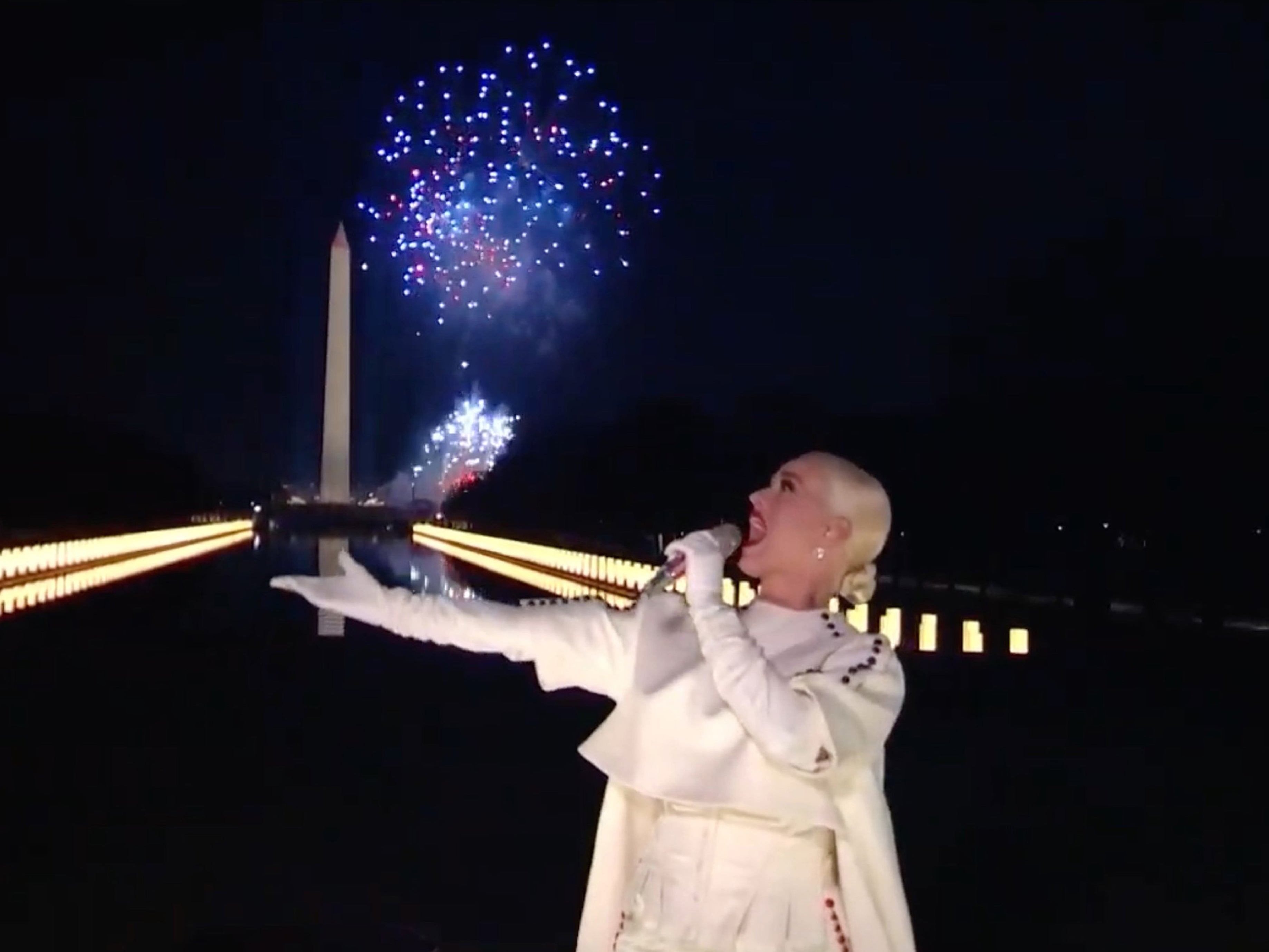 Katy Perry cierra la inauguración con show de fuegos artificiales