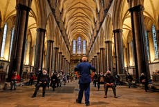 Vacunas contra COVID y música en la Catedral de Salisbury