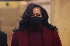 Michelle Obama felicita a la generación de 2021 afectada por el covid por graduarse a pesar de la pandemia