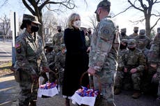 Jill Biden visita a tropas en el Capitolio; les lleva galletas