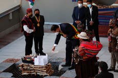 Presidente de Bolivia celebra feriado y critica a antecesora