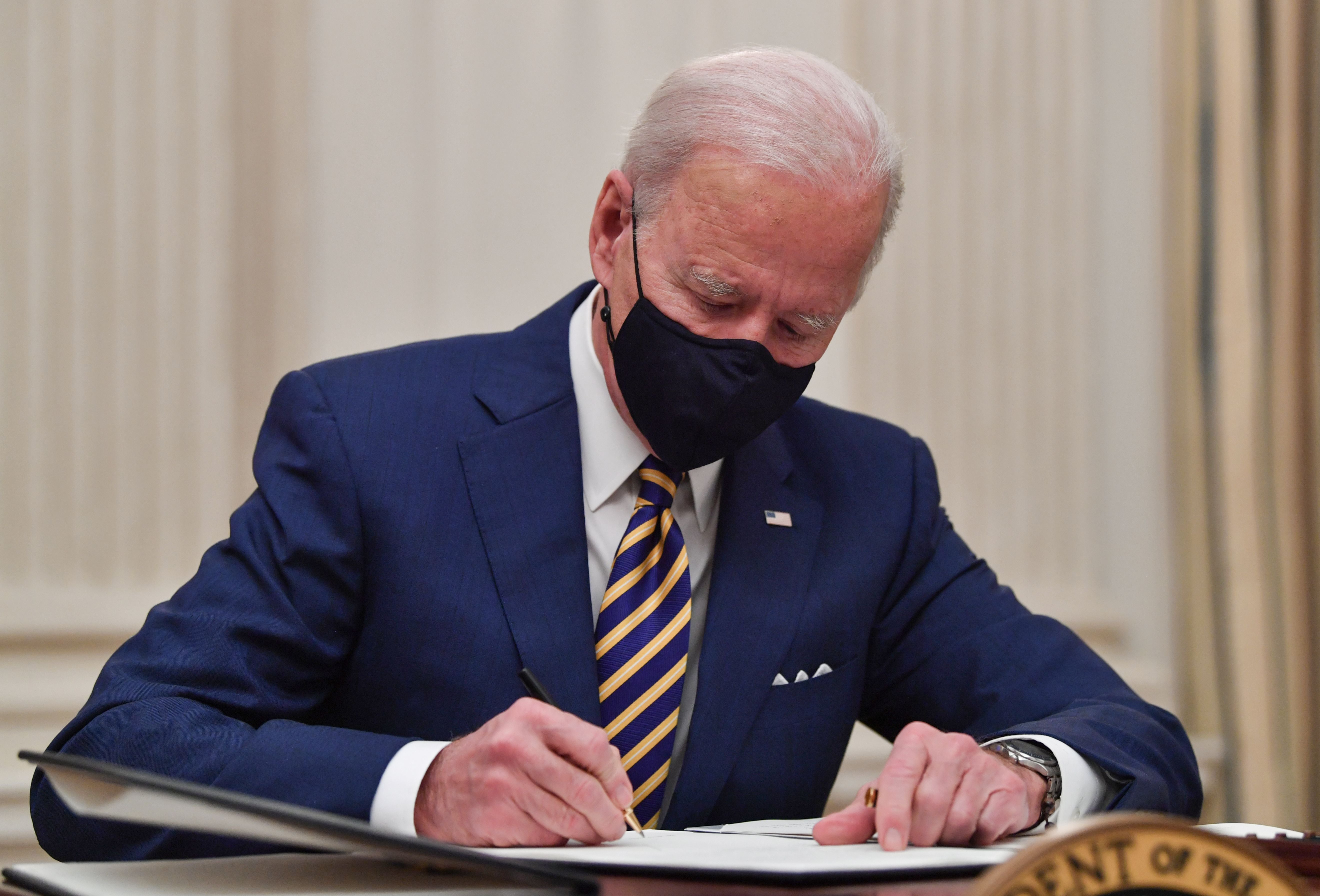 COVID-19: Biden firma órdenes ejecutivas para dar asistencia económica