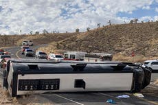 Oficina del Alguacil de Arizona investiga el accidente de un autobús turístico que dejó un muerto