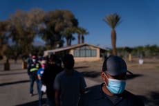 EEUU: Desconfianza e idioma dificultan vacunar a migrantes