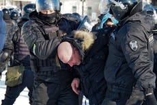 Rusia detiene a manifestantes que piden liberar a Navalny