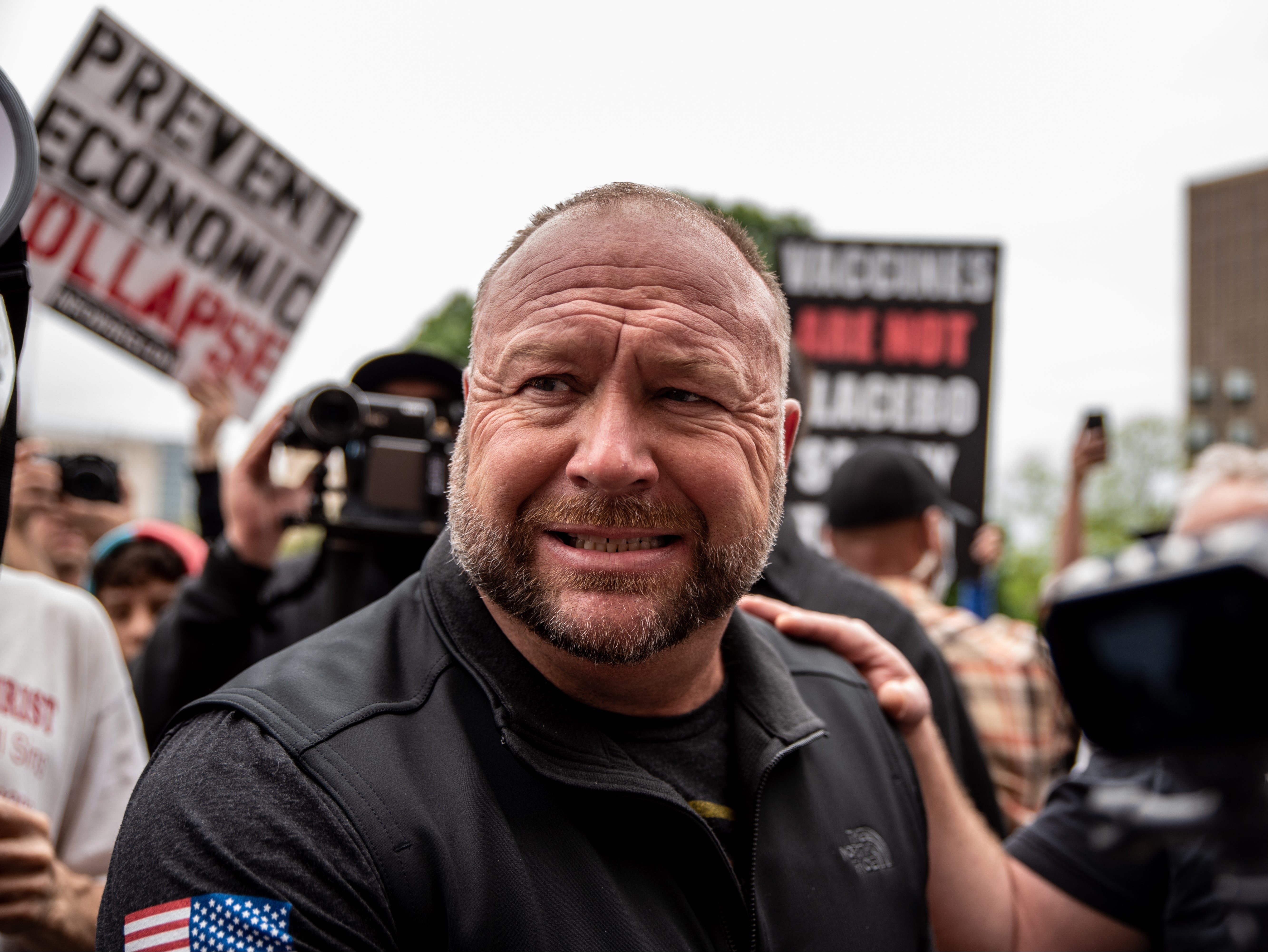 ¿Qué sigue para Alex Jones, el teórico de la conspiración más importante de Estados Unidos?