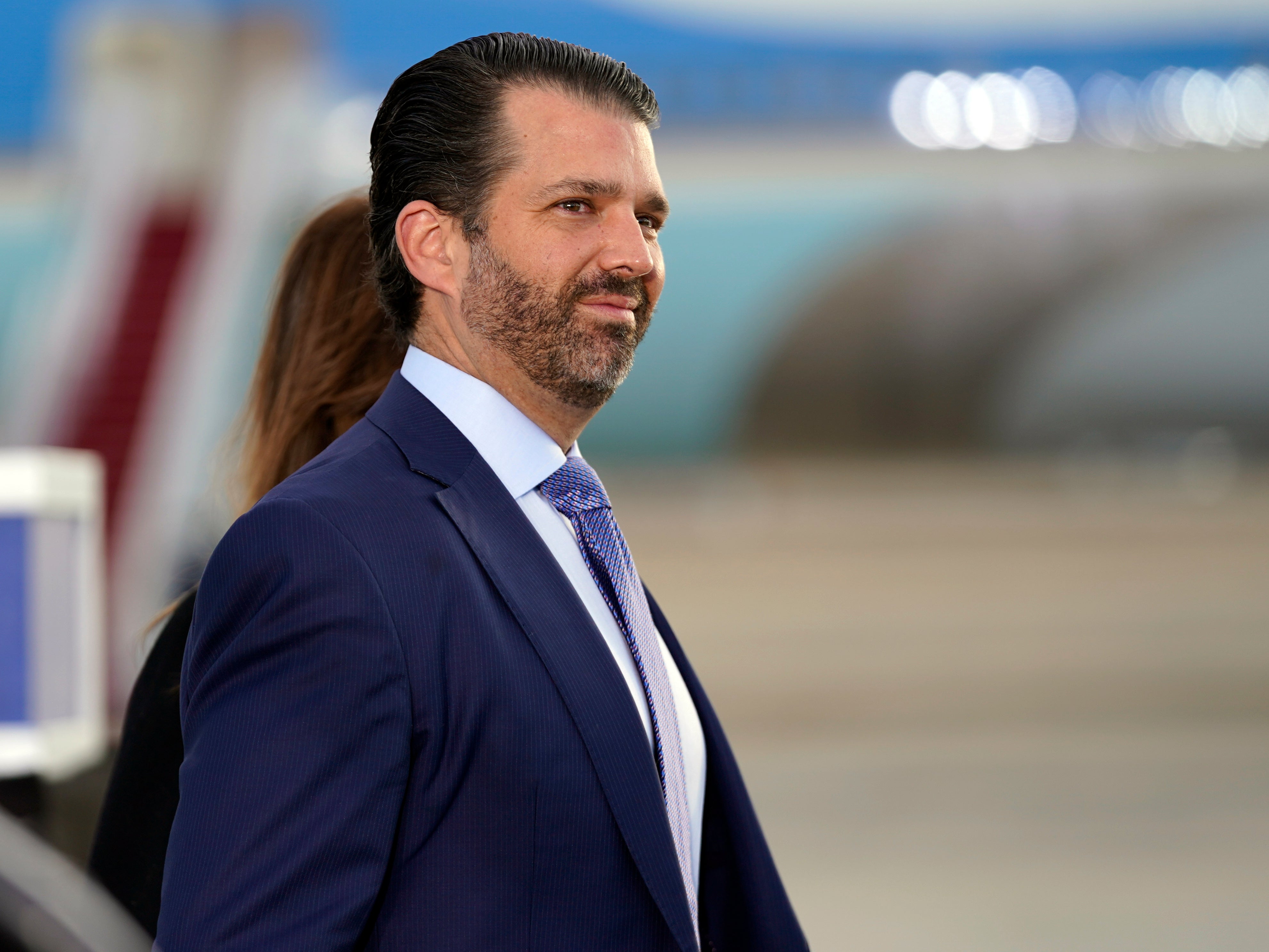 Donald Trump Jr. critica al “gobernador demócrata” de Texas... que en realidad es republicano