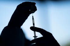 Médicos británicos planean revisar los plazos de la vacuna Pfizer, antes de pensar en la segunda dosis