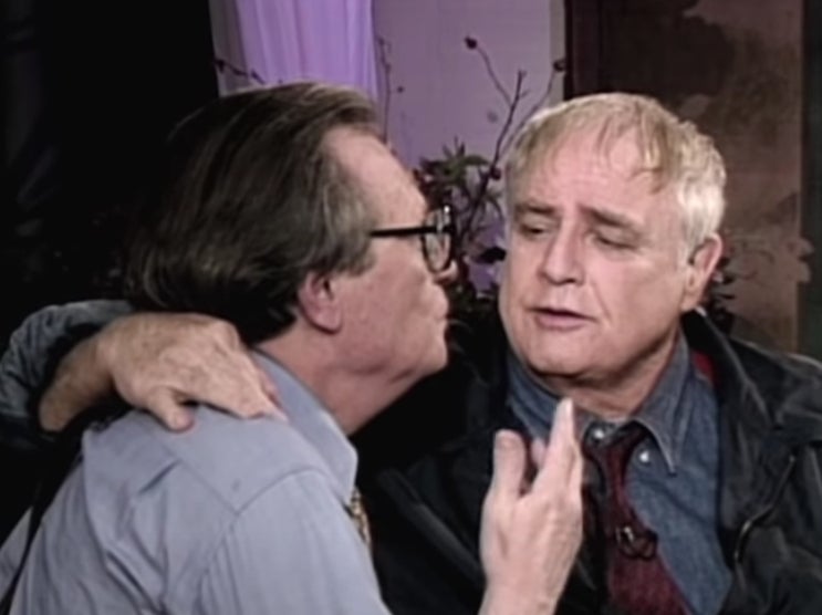 El increíble beso entre Larry King y Marlon Brando en una entrevista
