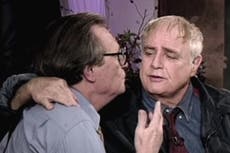 El increíble beso entre Larry King y Marlon Brando en una entrevista
