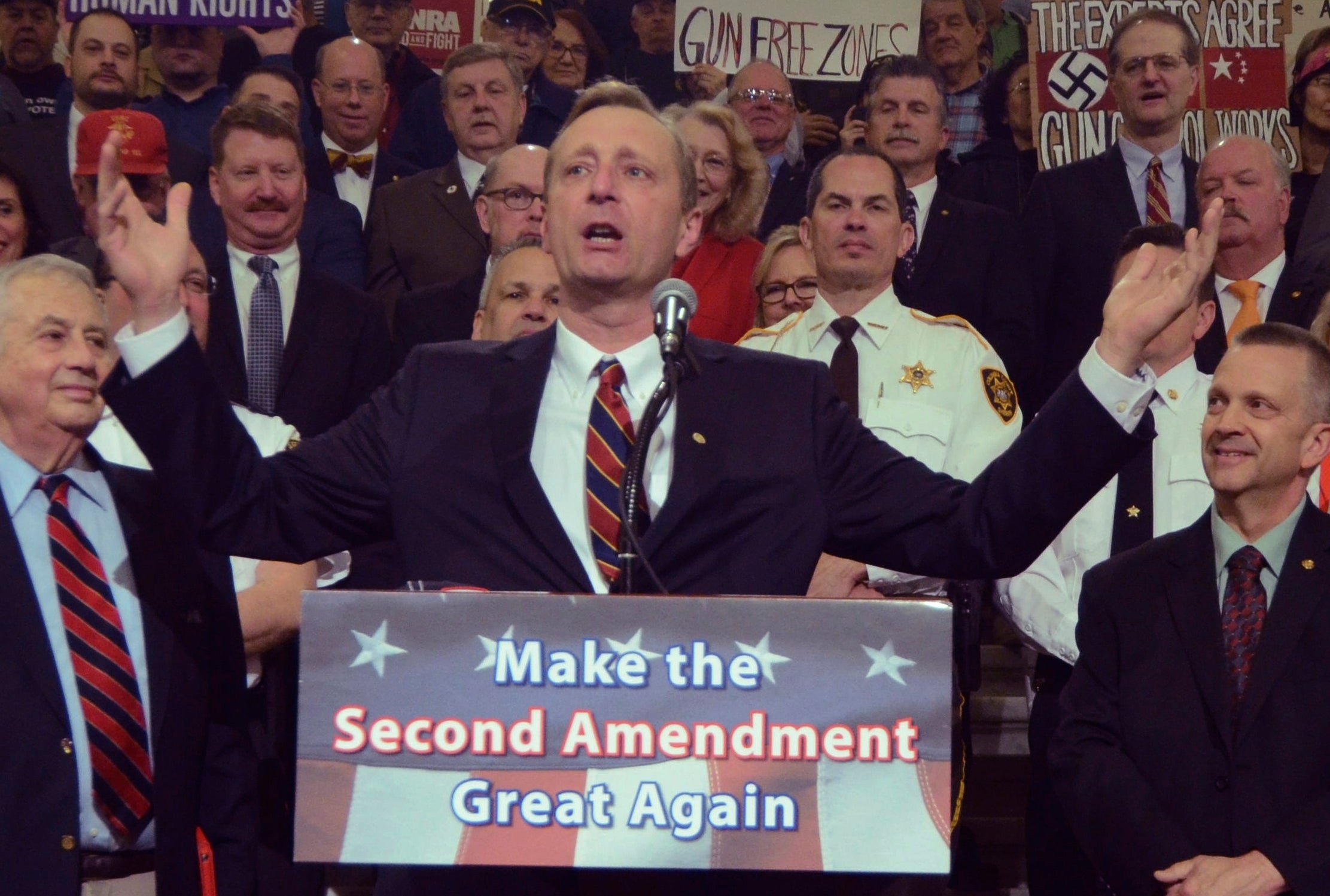 Legislador se burla de transgénero nominada a subsecretaria de salud