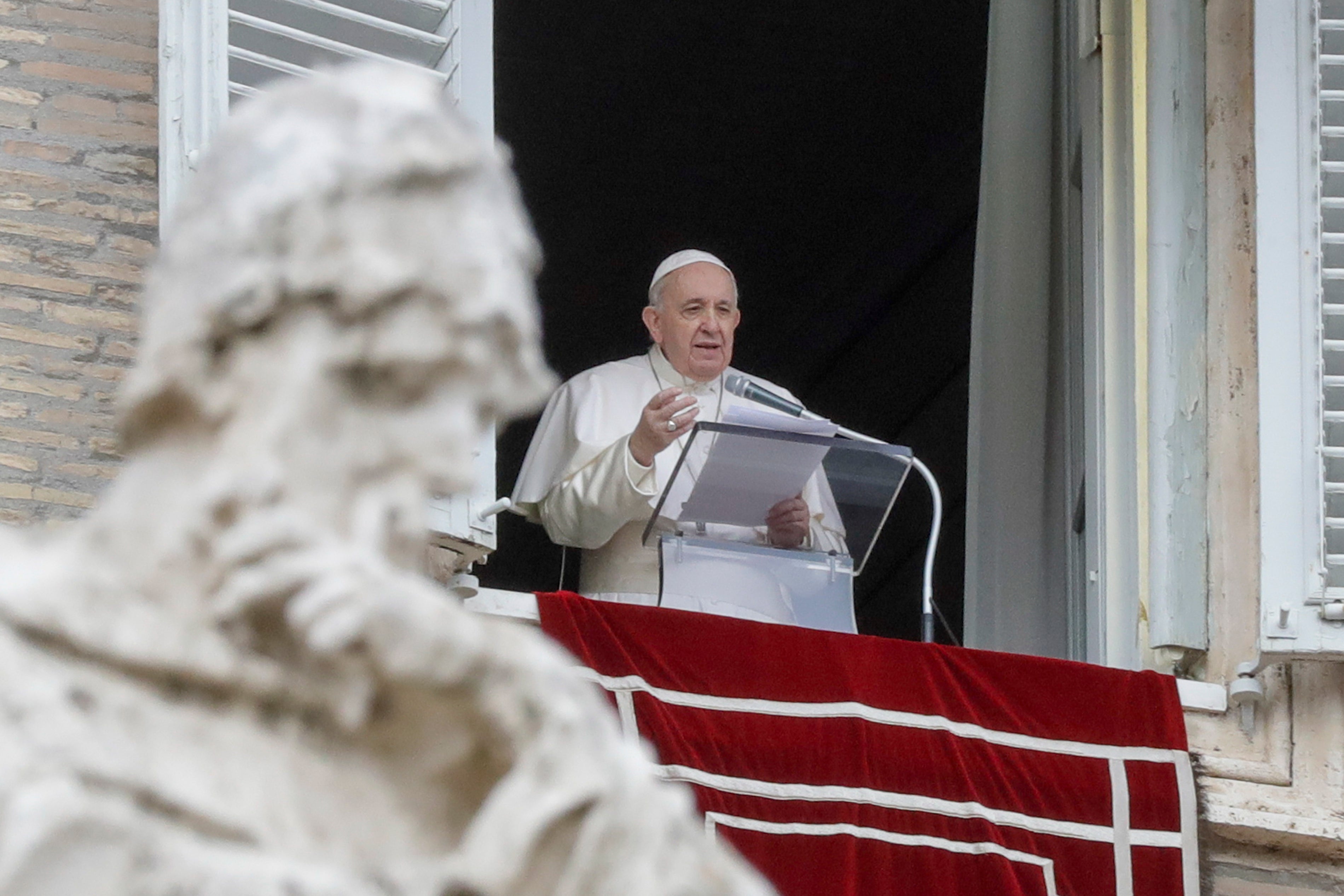 Papa Francisco cancela más actividades públicas por una molestia física