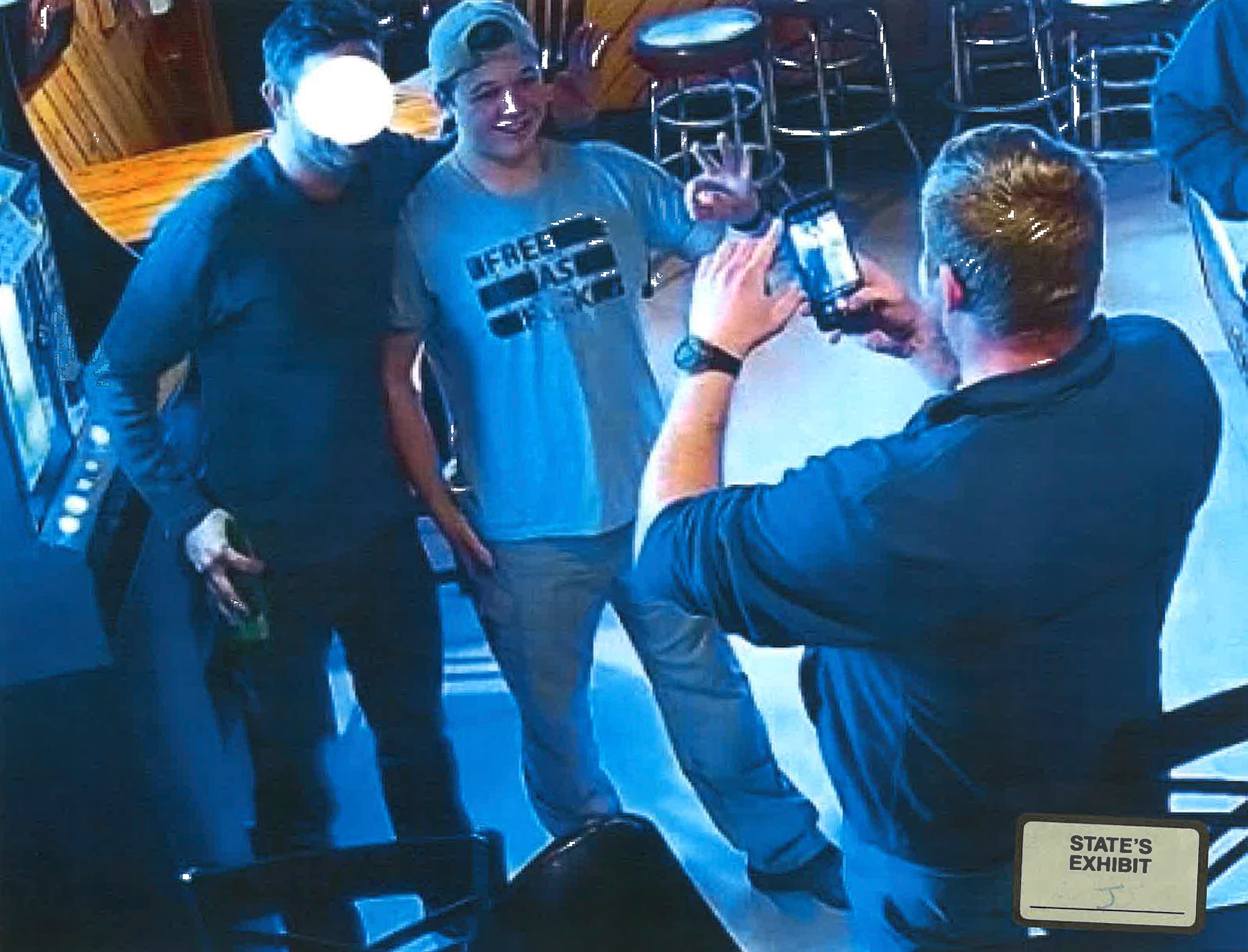 Juez: Tirador de Kenosha no puede asociarse con supremacistas blancos tras salir bajo fianza