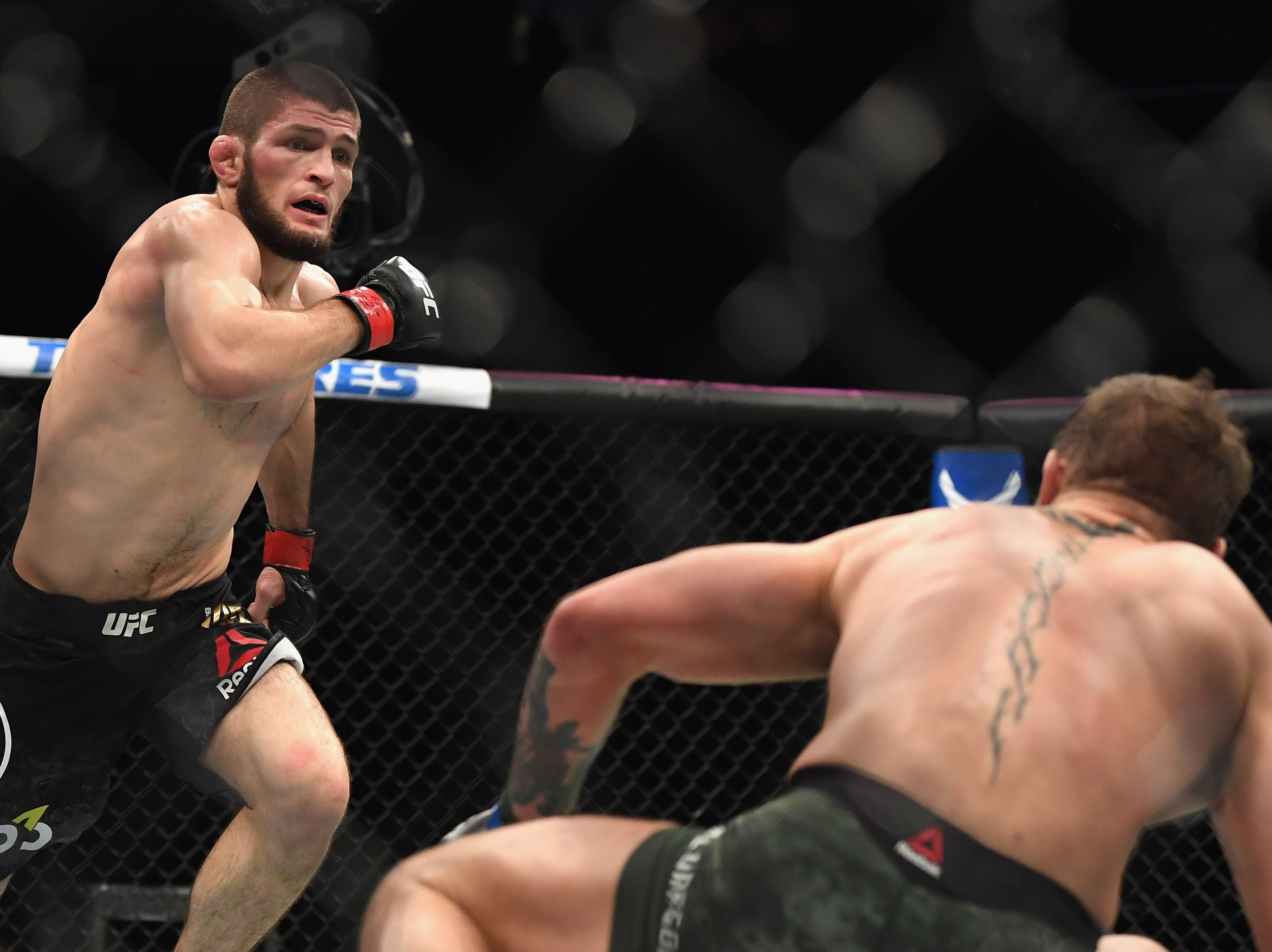 Khabib se burla de Conor McGregor tras su derrota ante Dustin Poirier