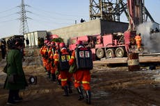 China: Rescatan a 11 mineros tras quedar dos semanas bajo tierra 