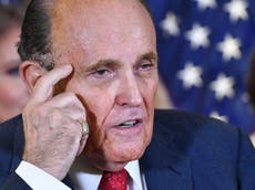 Rudy Giuliani es demandado por más de $1.3 mil millones por sus reclamos infundados sobre el supuesto fraude electoral 