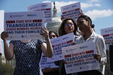 Biden anula la prohibición de Trump a miembros transgénero en el ejército de EE.UU.
