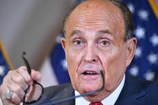 Giuliani arremete contra la “izquierda llena de odio” tras ser demandado por acusaciones falsas de fraude electoral
