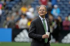 Schmetzer firma extensión para seguir como DT de Seattle