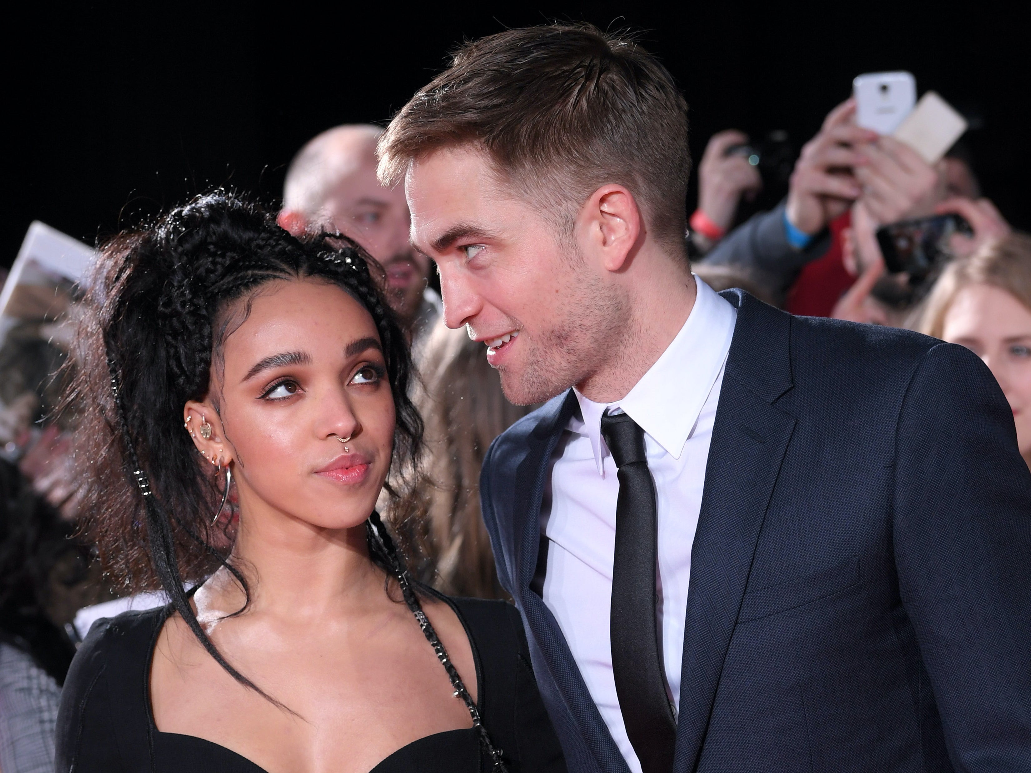 FKA Twigs recuerda abuso racista en la relación con Robert Pattinson