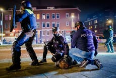 COVID: Continúan los disturbios tras el toque de queda en Holanda 