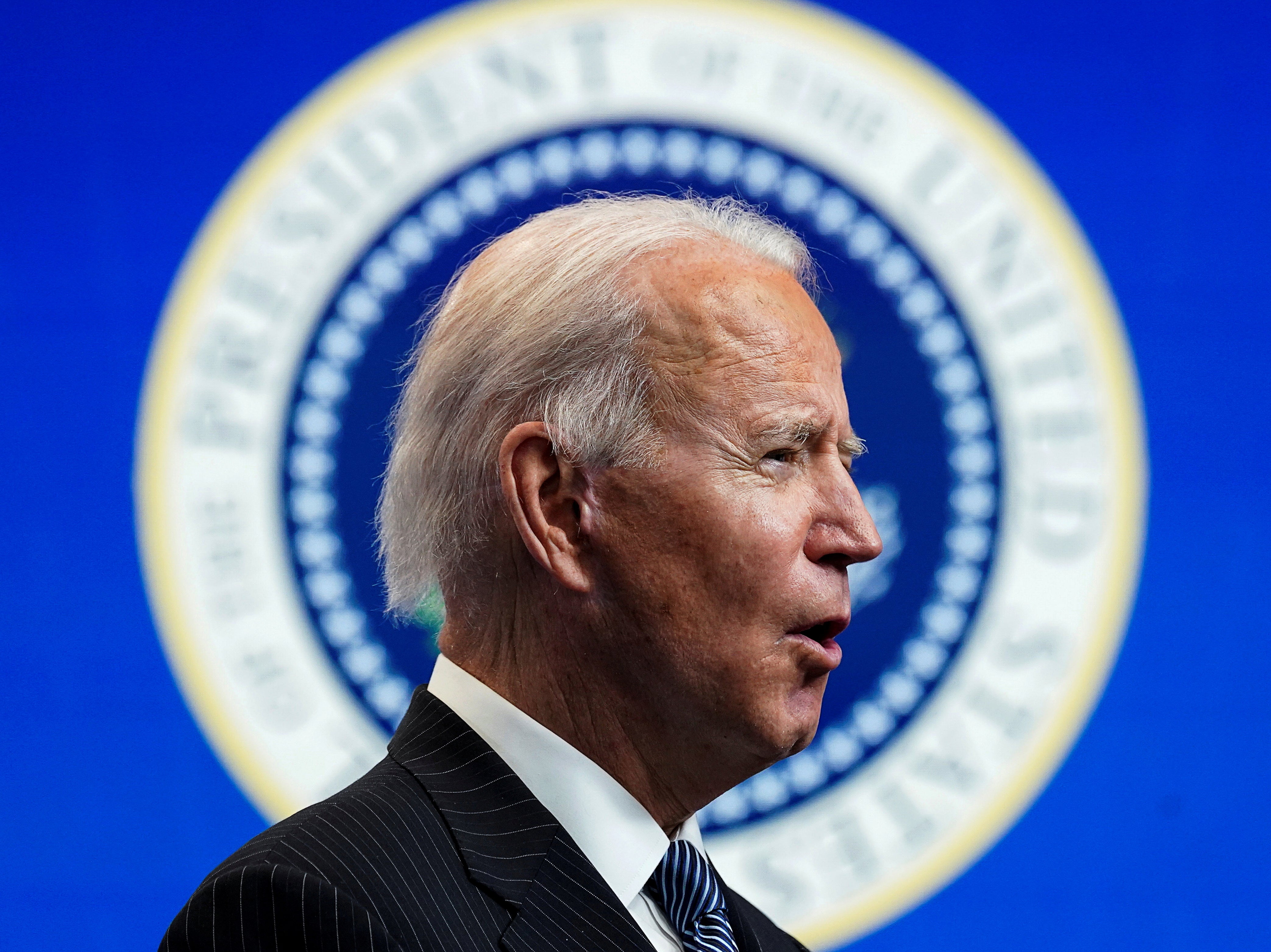 Biden obtiene 63 por ciento de aprobación en primera encuesta