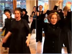 El elenco de The Crown se filmó bailando “Good as Hell” de Lizzo, durante la escena del funeral