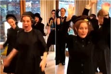 El elenco de The Crown se filmó bailando “Good as Hell” de Lizzo, durante la escena del funeral