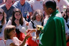 Vaticano absuelve a obispo retirado de múltiples denuncias de abusos