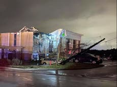 Personas siguen atrapadas en sus hogares después del mortal tornado en Alabama